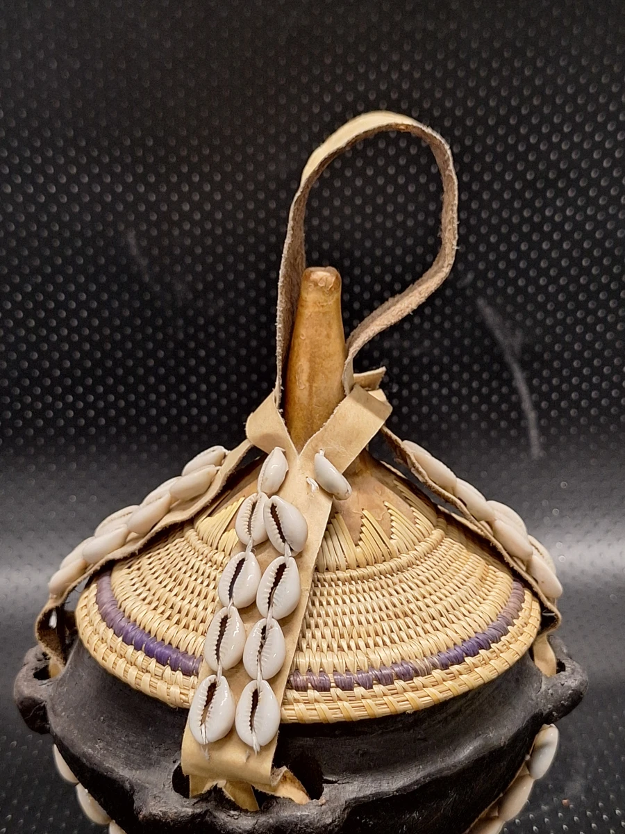 Traditionele Ethiopische Qincee-melkcontainer met kaurischelpen - foto 10