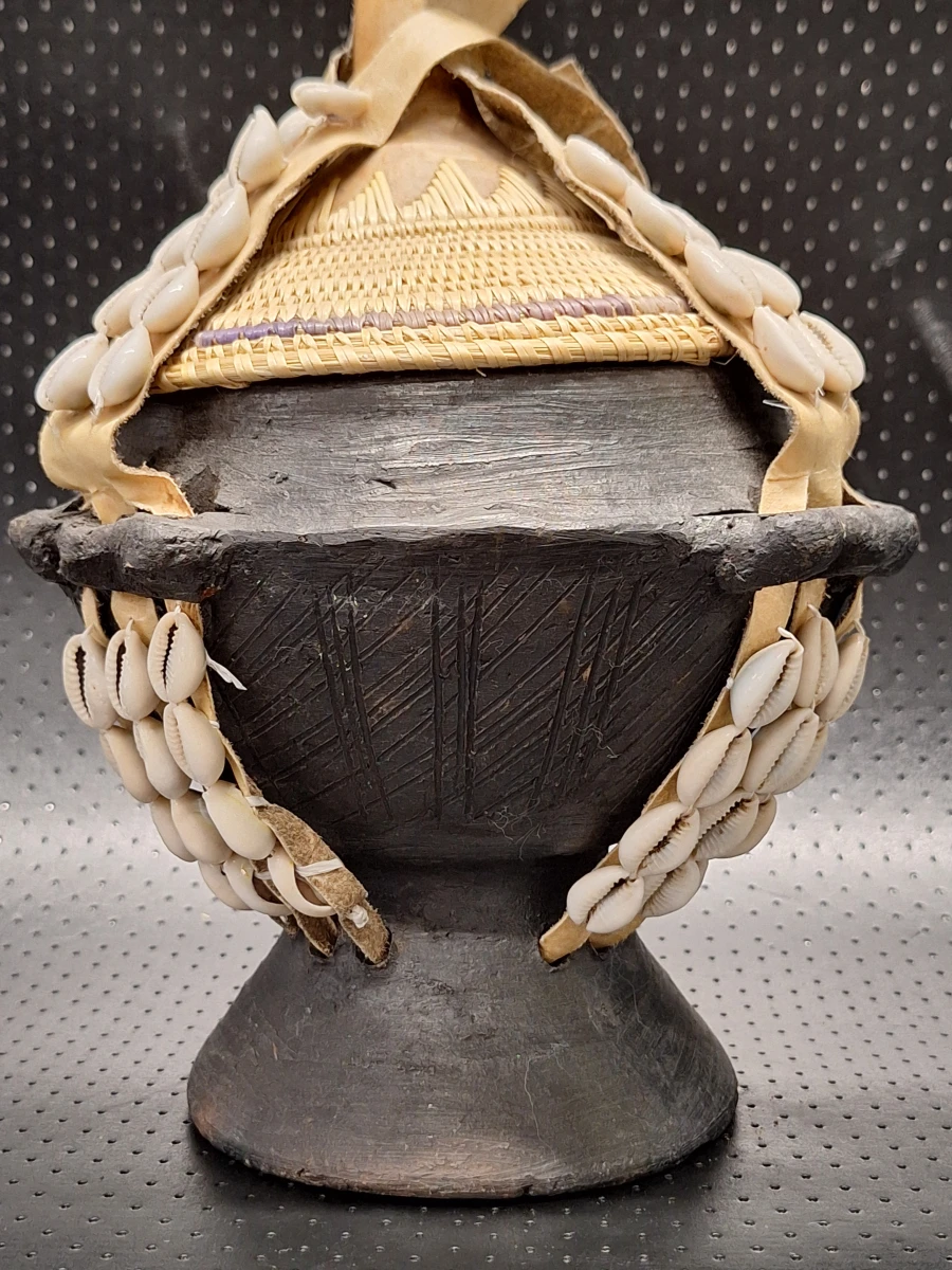 Traditionele Ethiopische Qincee-melkcontainer met kaurischelpen - foto 3