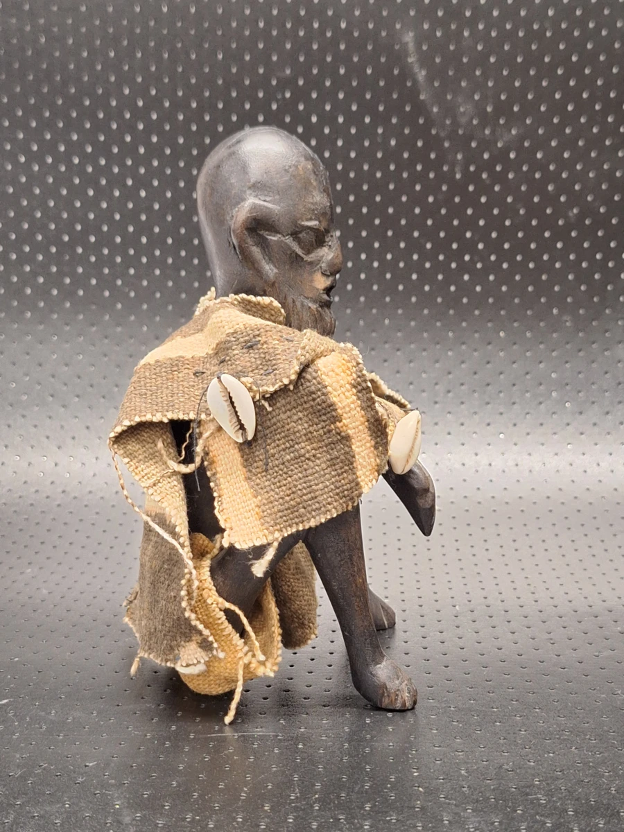 Set van drie handgesneden Afrikaanse figuren met raffia en kaurischelpen - foto 5