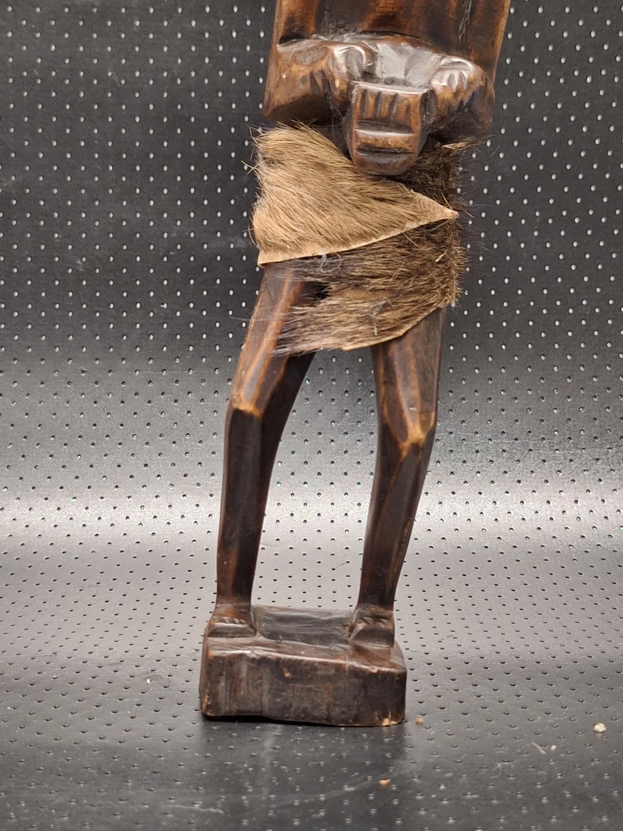 Set van drie handgesneden Afrikaanse figuren met raffia en kaurischelpen - foto 9