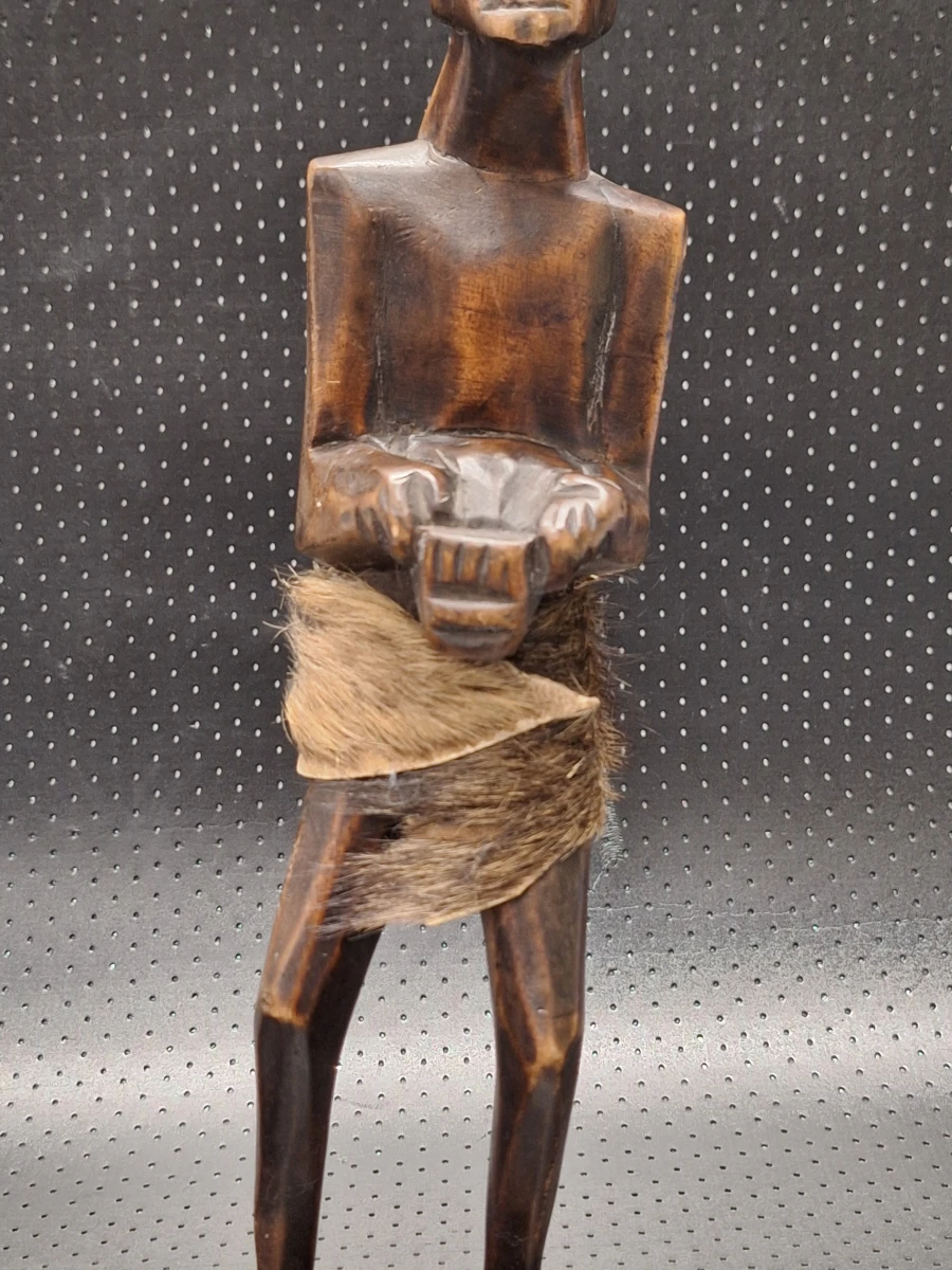 Set van drie handgesneden Afrikaanse figuren met raffia en kaurischelpen - foto 8