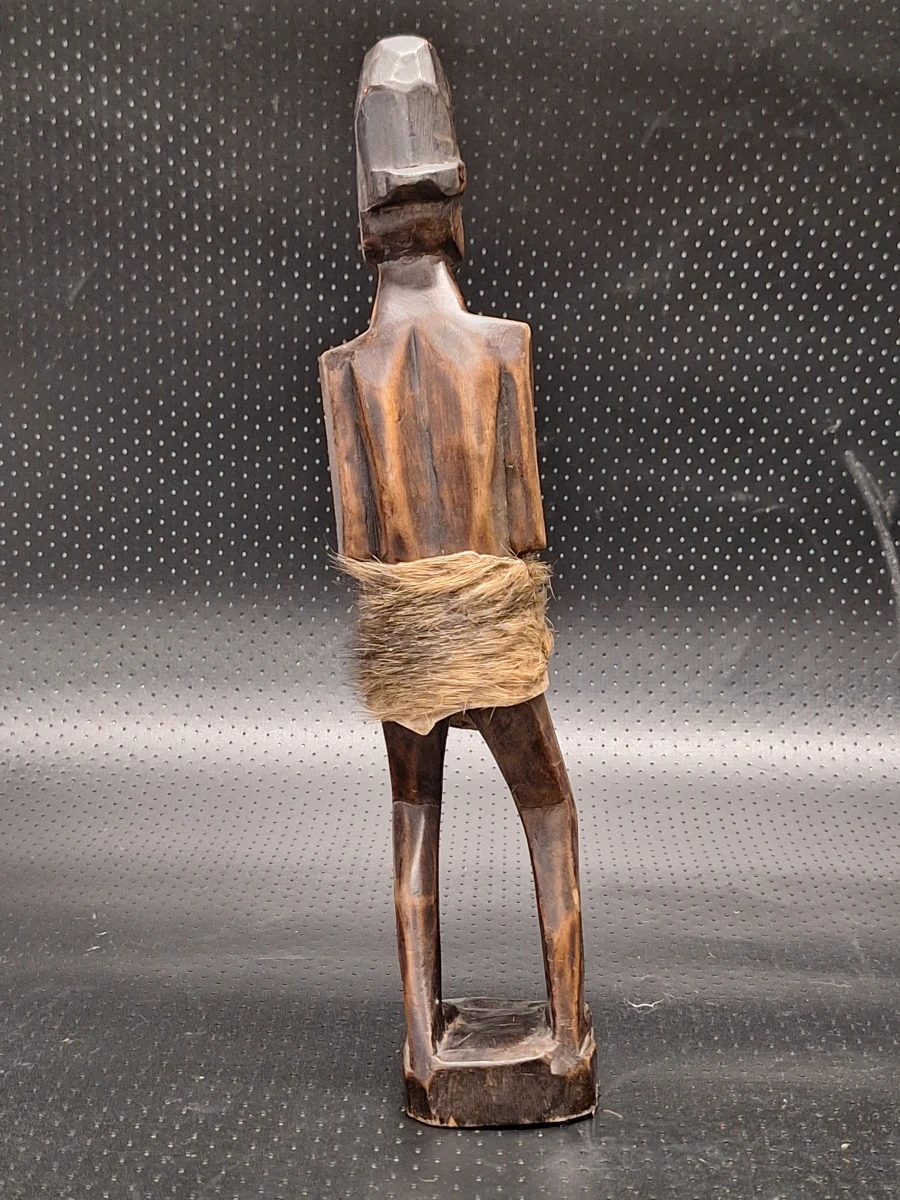 Set van drie handgesneden Afrikaanse figuren met raffia en kaurischelpen - foto 10