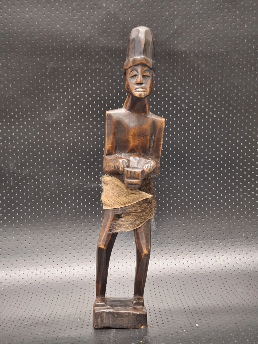 Set van drie handgesneden Afrikaanse figuren met raffia en kaurischelpen - foto 6