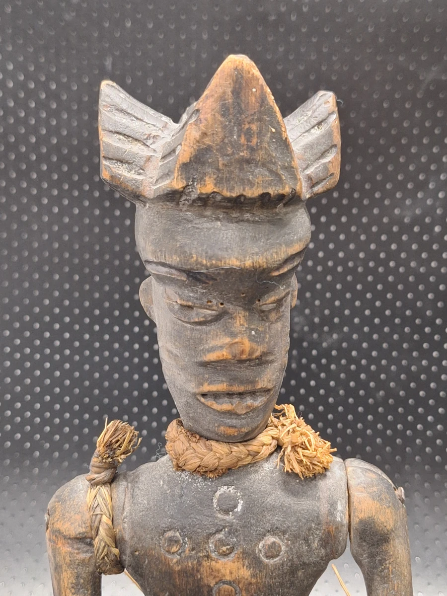 Set van drie handgesneden Afrikaanse figuren met raffia en kaurischelpen - foto 13