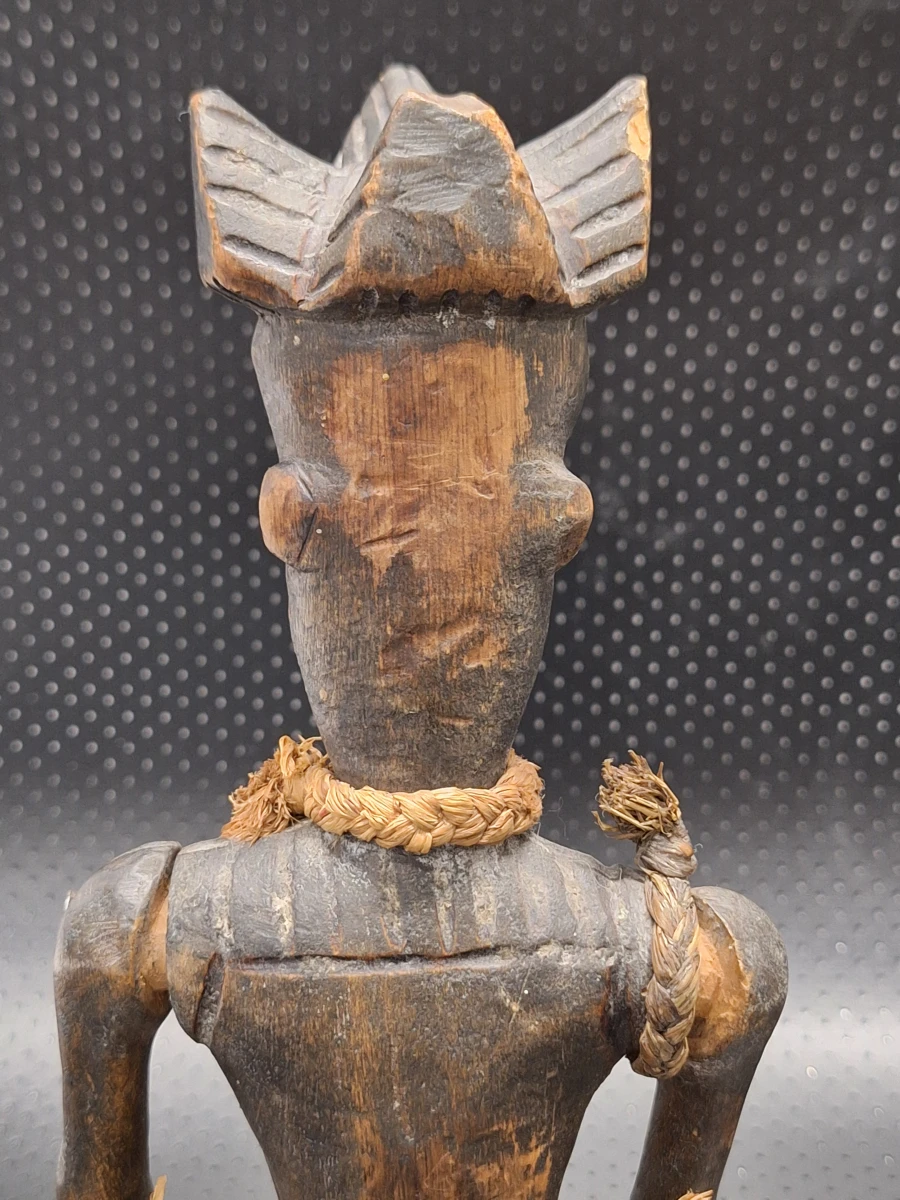 Set van drie handgesneden Afrikaanse figuren met raffia en kaurischelpen - foto 16
