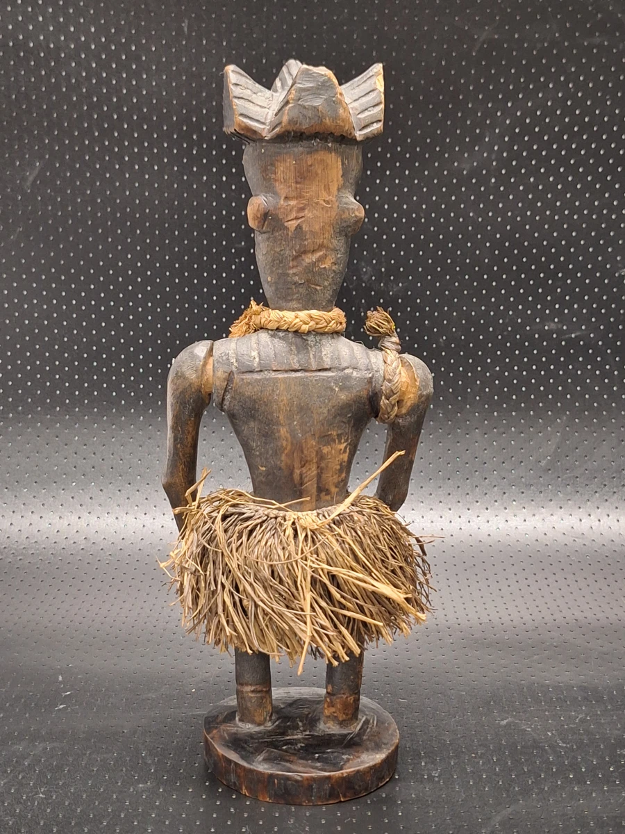 Set van drie handgesneden Afrikaanse figuren met raffia en kaurischelpen - foto 15