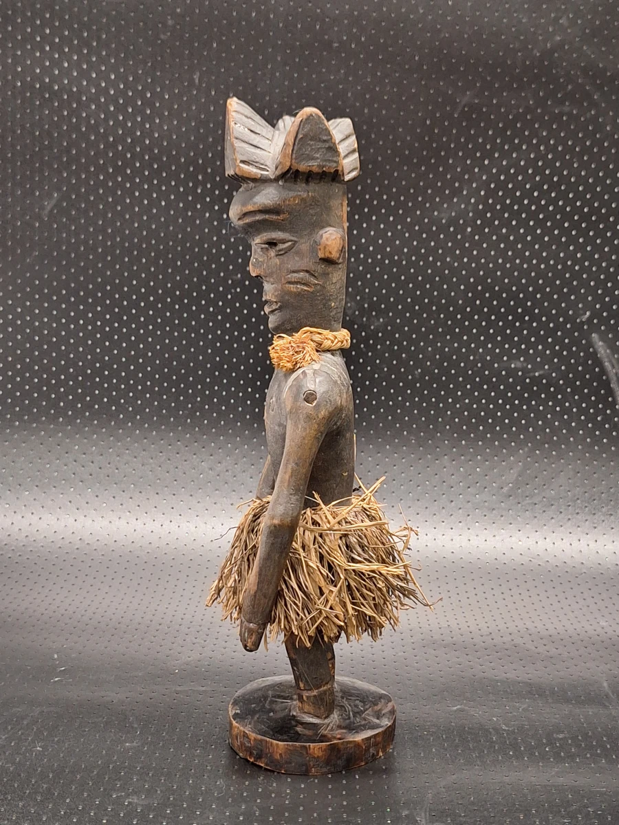 Set van drie handgesneden Afrikaanse figuren met raffia en kaurischelpen - foto 17