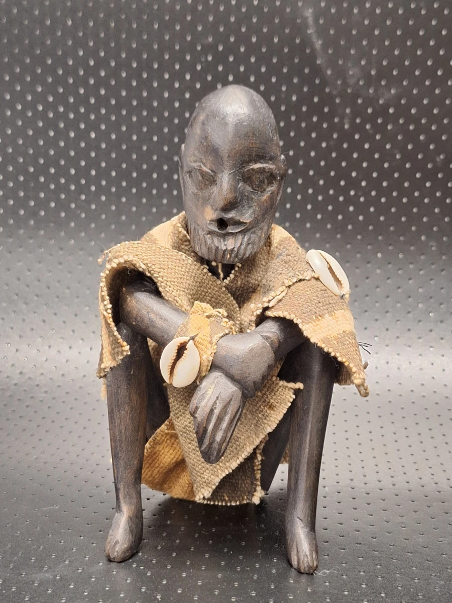 Set van drie handgesneden Afrikaanse figuren met raffia en kaurischelpen - foto 4