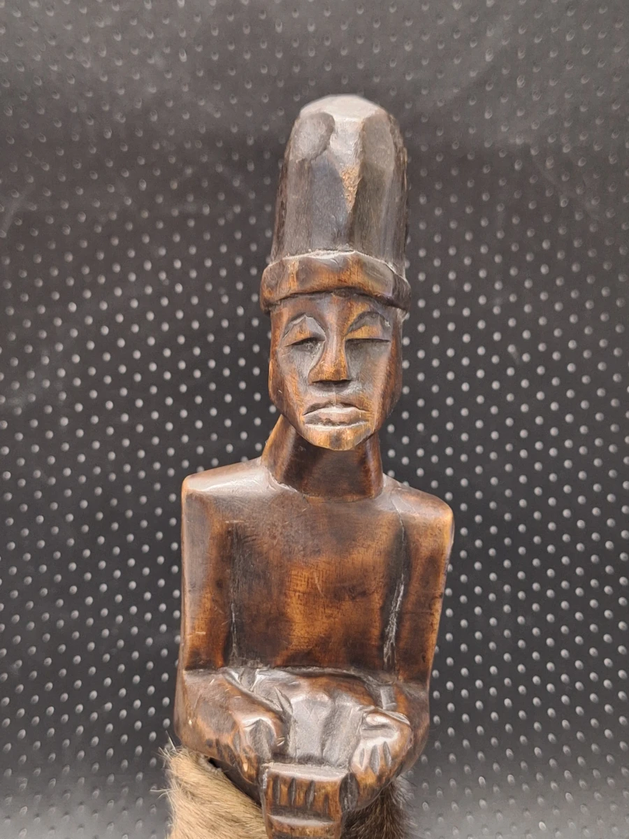 Set van drie handgesneden Afrikaanse figuren met raffia en kaurischelpen - foto 7