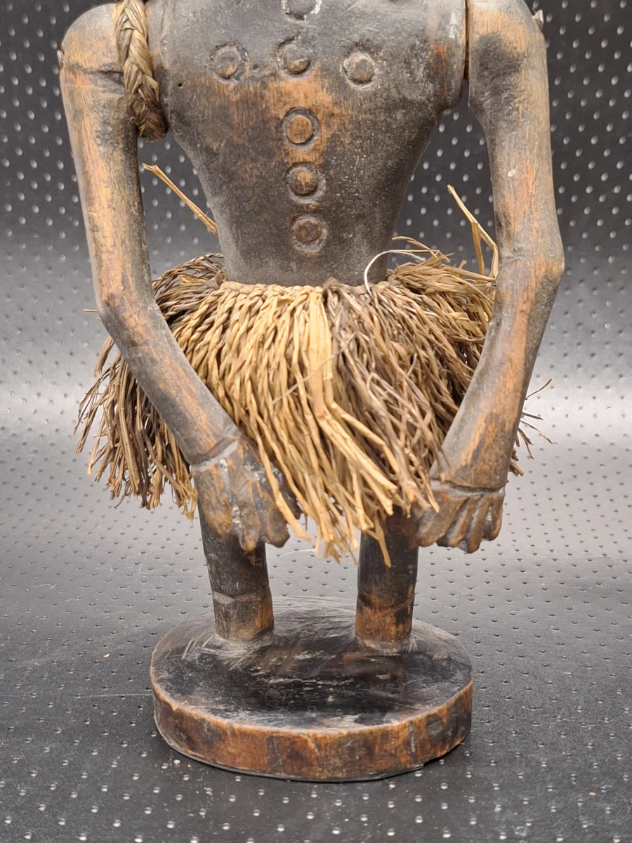 Set van drie handgesneden Afrikaanse figuren met raffia en kaurischelpen - foto 14