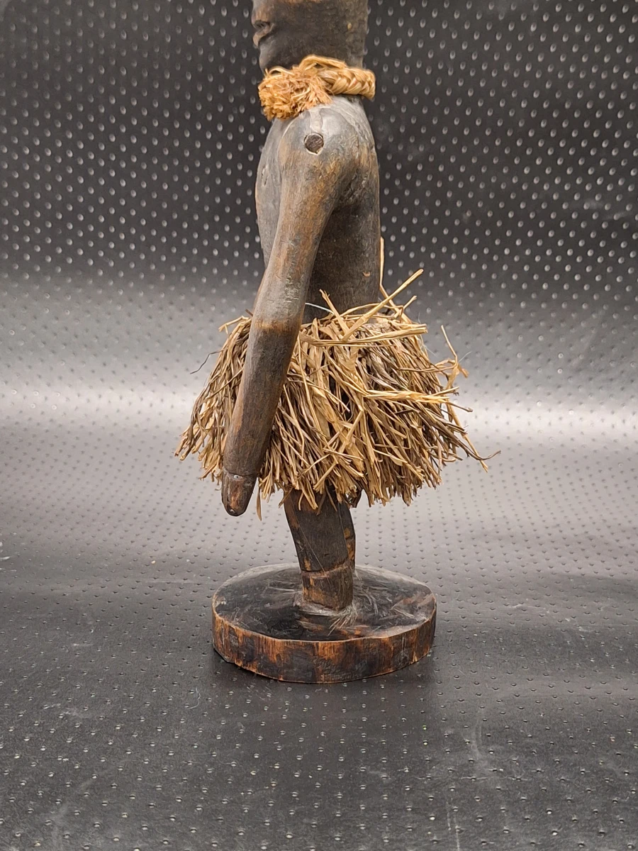 Set van drie handgesneden Afrikaanse figuren met raffia en kaurischelpen - foto 11