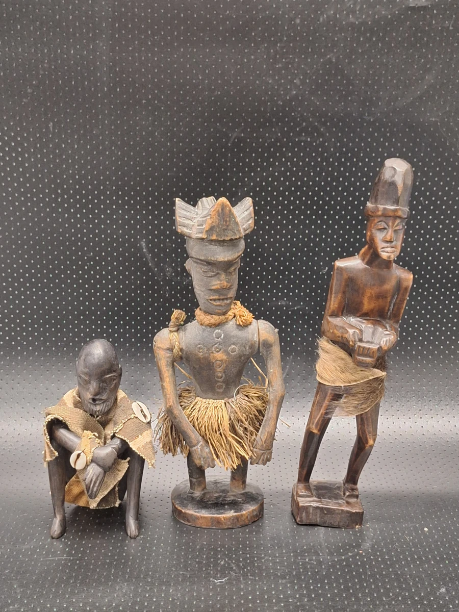 Set van drie handgesneden Afrikaanse figuren met raffia en kaurischelpen - foto 2
