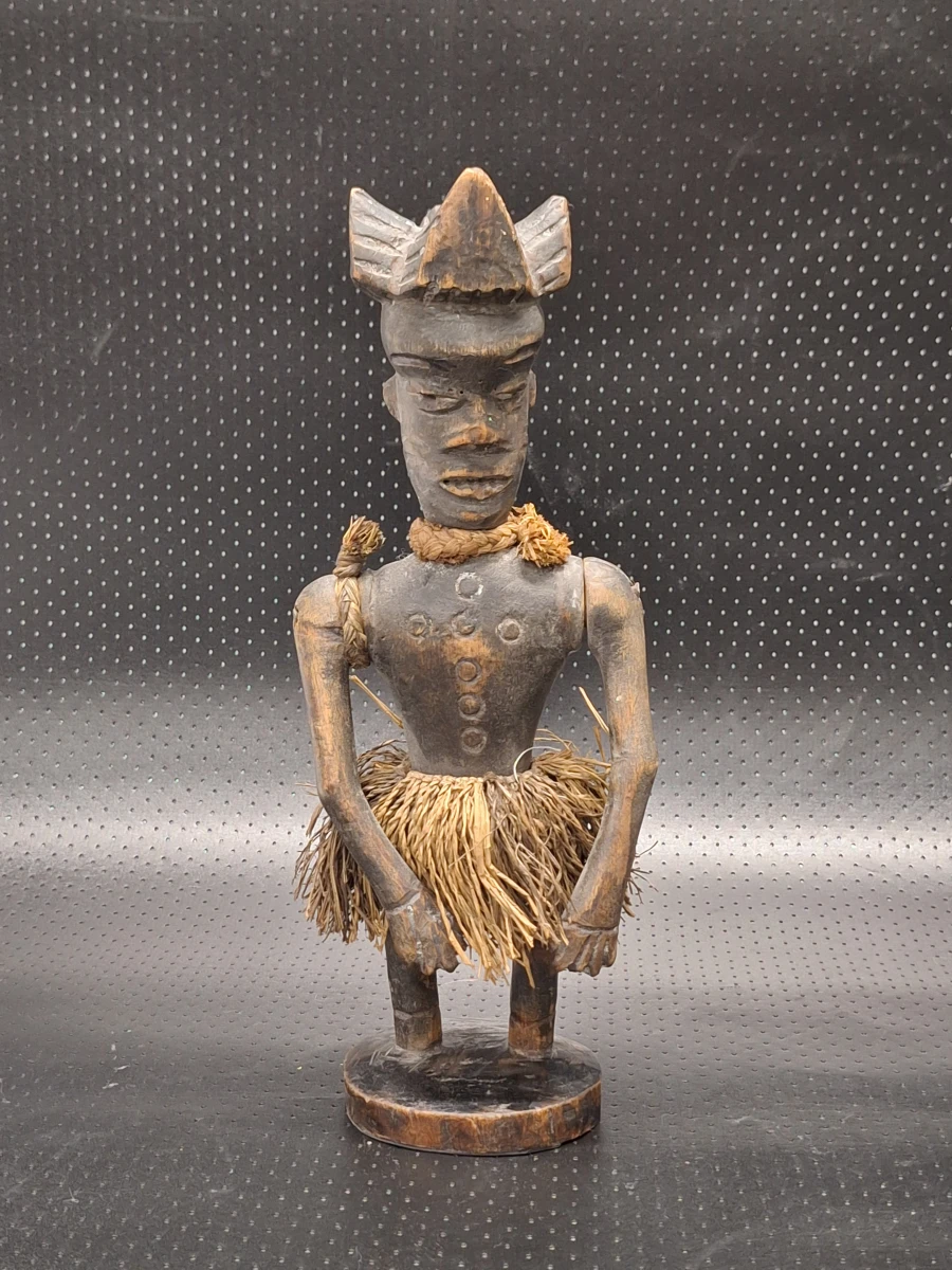 Set van drie handgesneden Afrikaanse figuren met raffia en kaurischelpen - foto 12