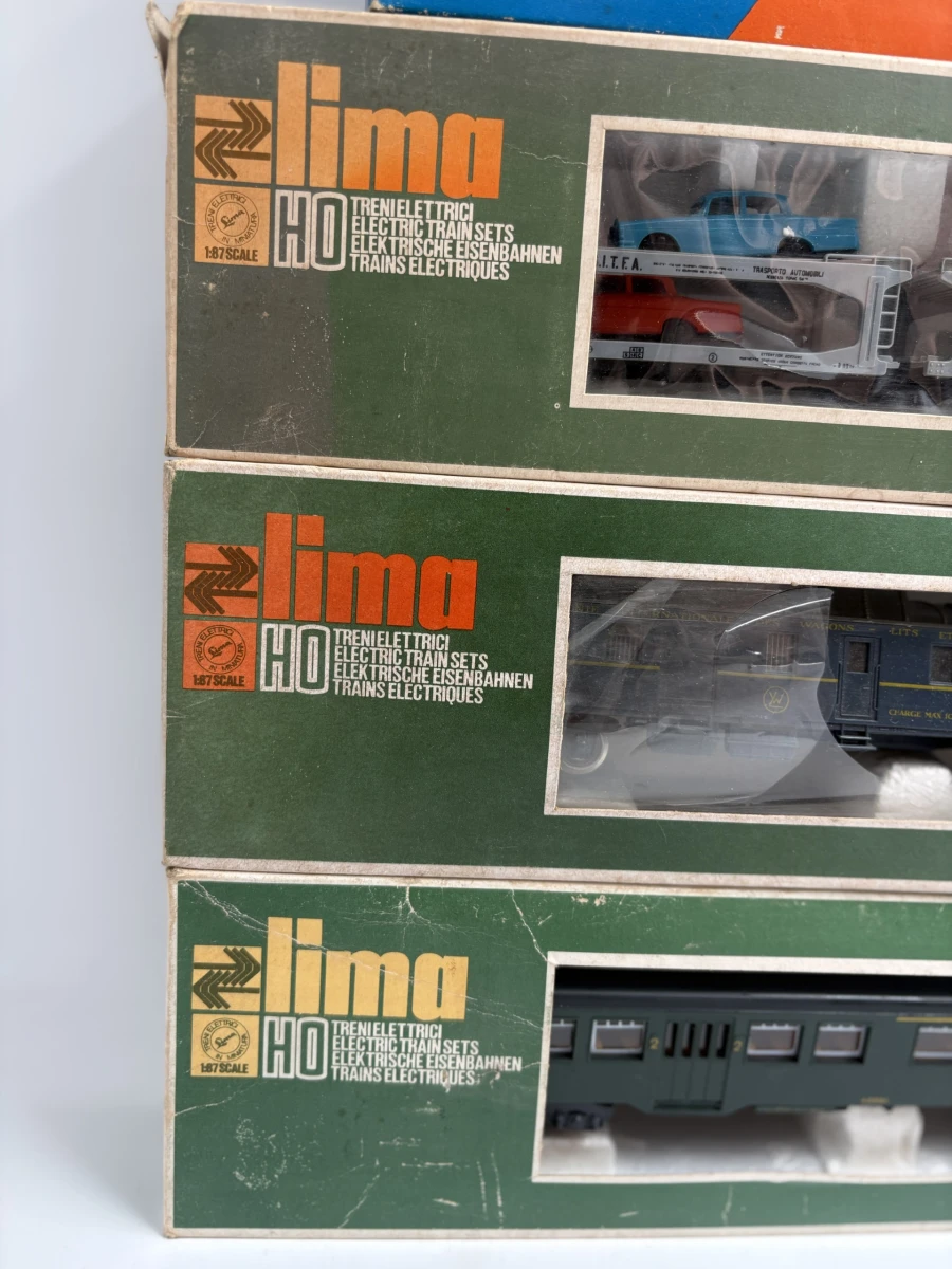 Set vintage HO modeltreinwagons en autotransportwagon