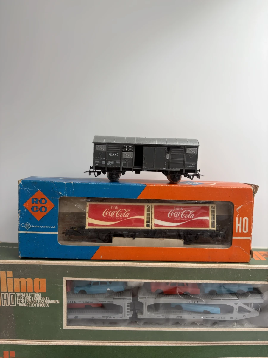 Set vintage HO modeltreinwagons en autotransportwagon