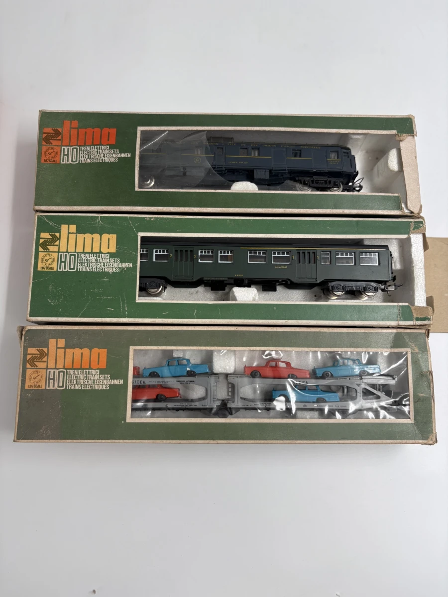 Set vintage HO modeltreinwagons en autotransportwagon