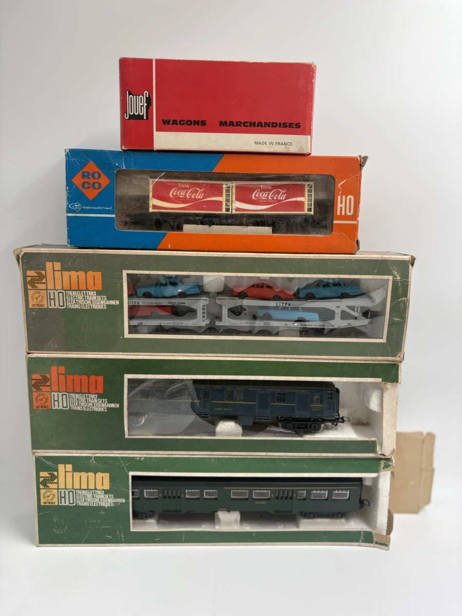 Set vintage HO modeltreinwagons en autotransportwagon