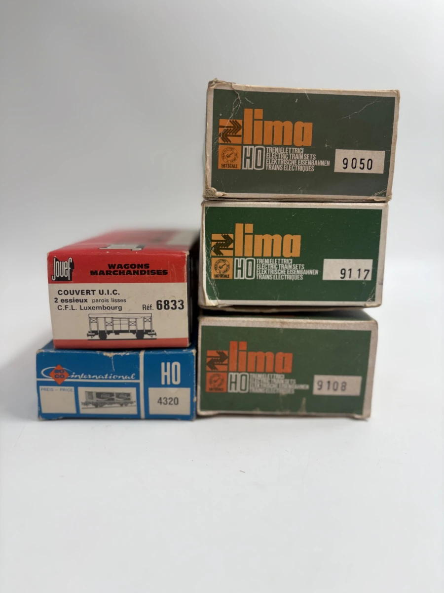 Set vintage HO modeltreinwagons en autotransportwagon