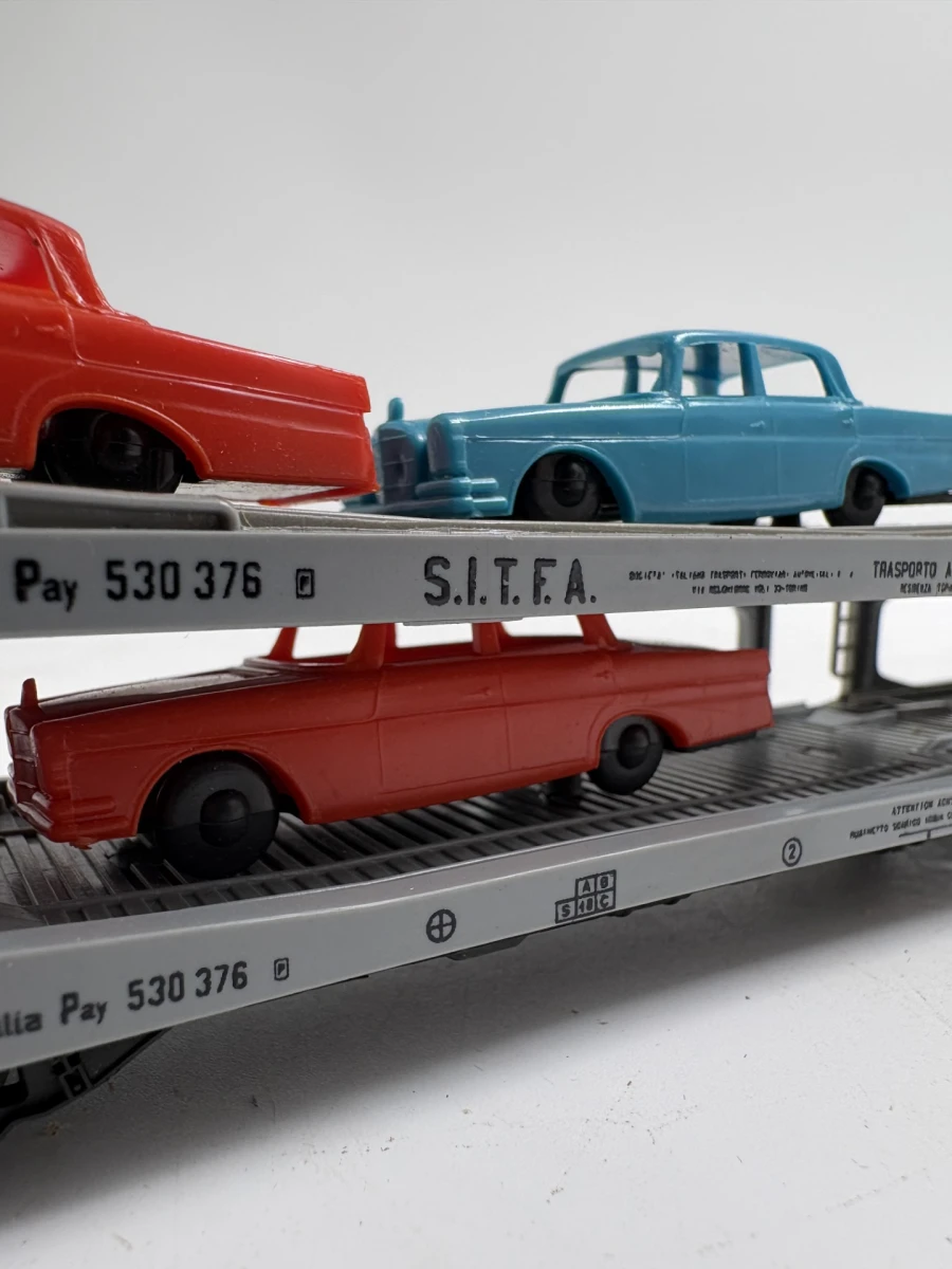 Set vintage HO modeltreinwagons en autotransportwagon