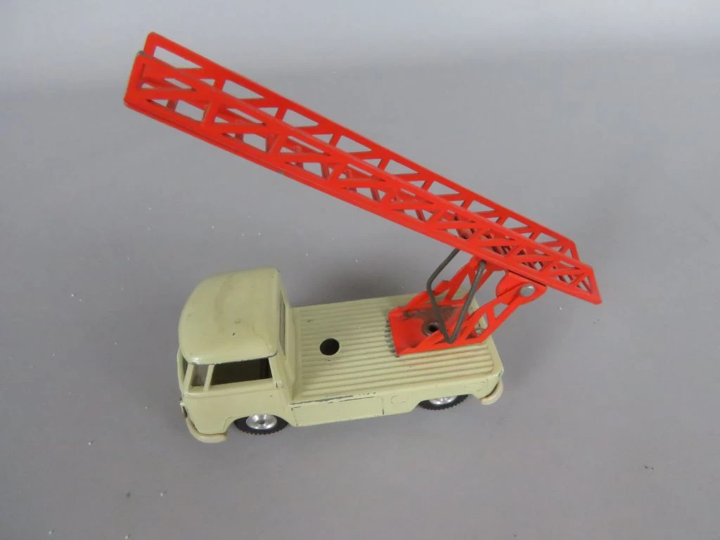 Vintage speelgoed VW brandweerwagen met uitschuifbare ladder
