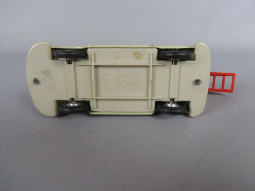 Vintage speelgoed VW brandweerwagen met uitschuifbare ladder