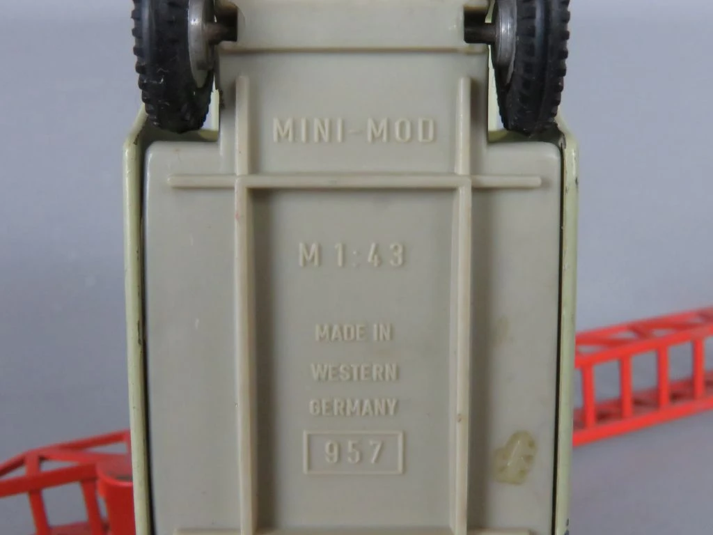 Vintage speelgoed VW brandweerwagen met uitschuifbare ladder