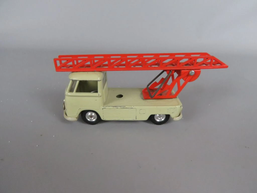 Vintage speelgoed VW brandweerwagen met uitschuifbare ladder