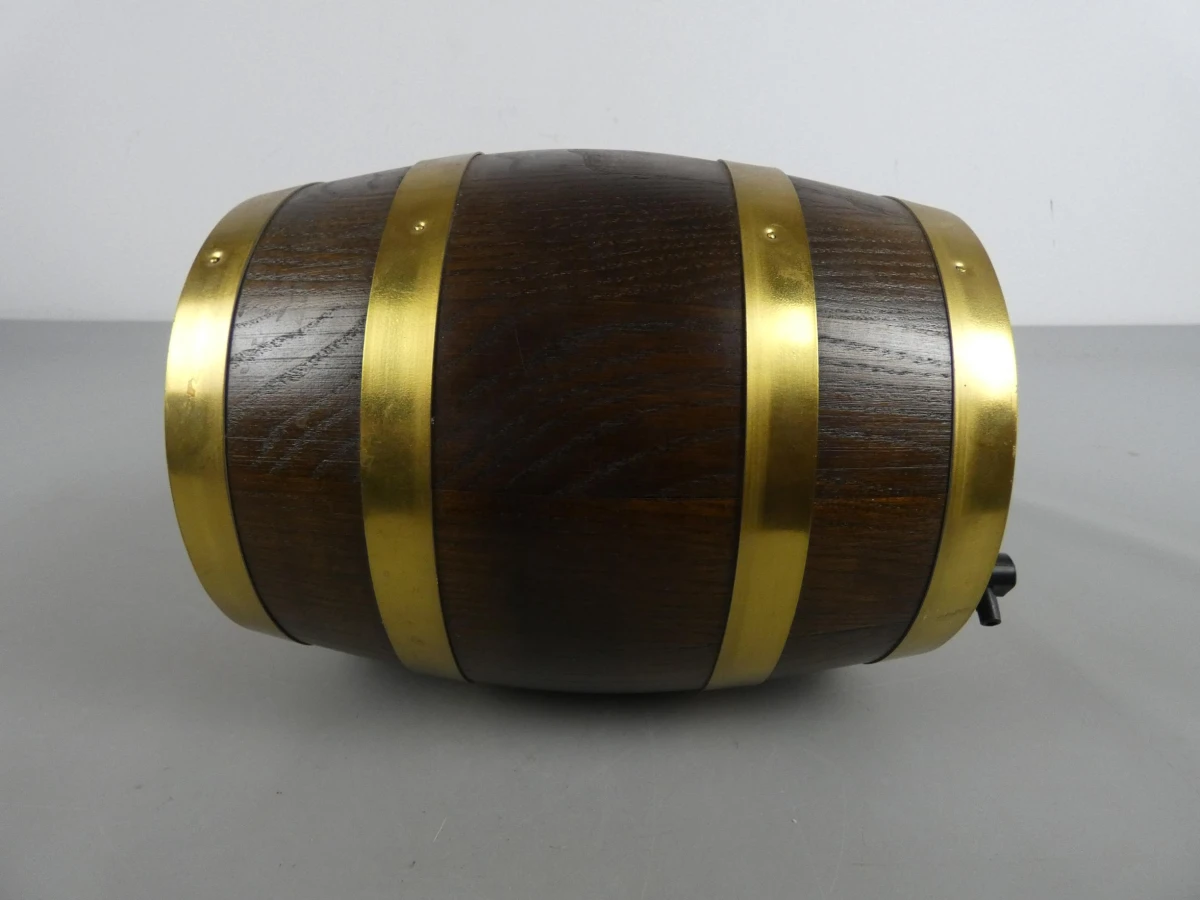 Decoratieve houten wijnvat