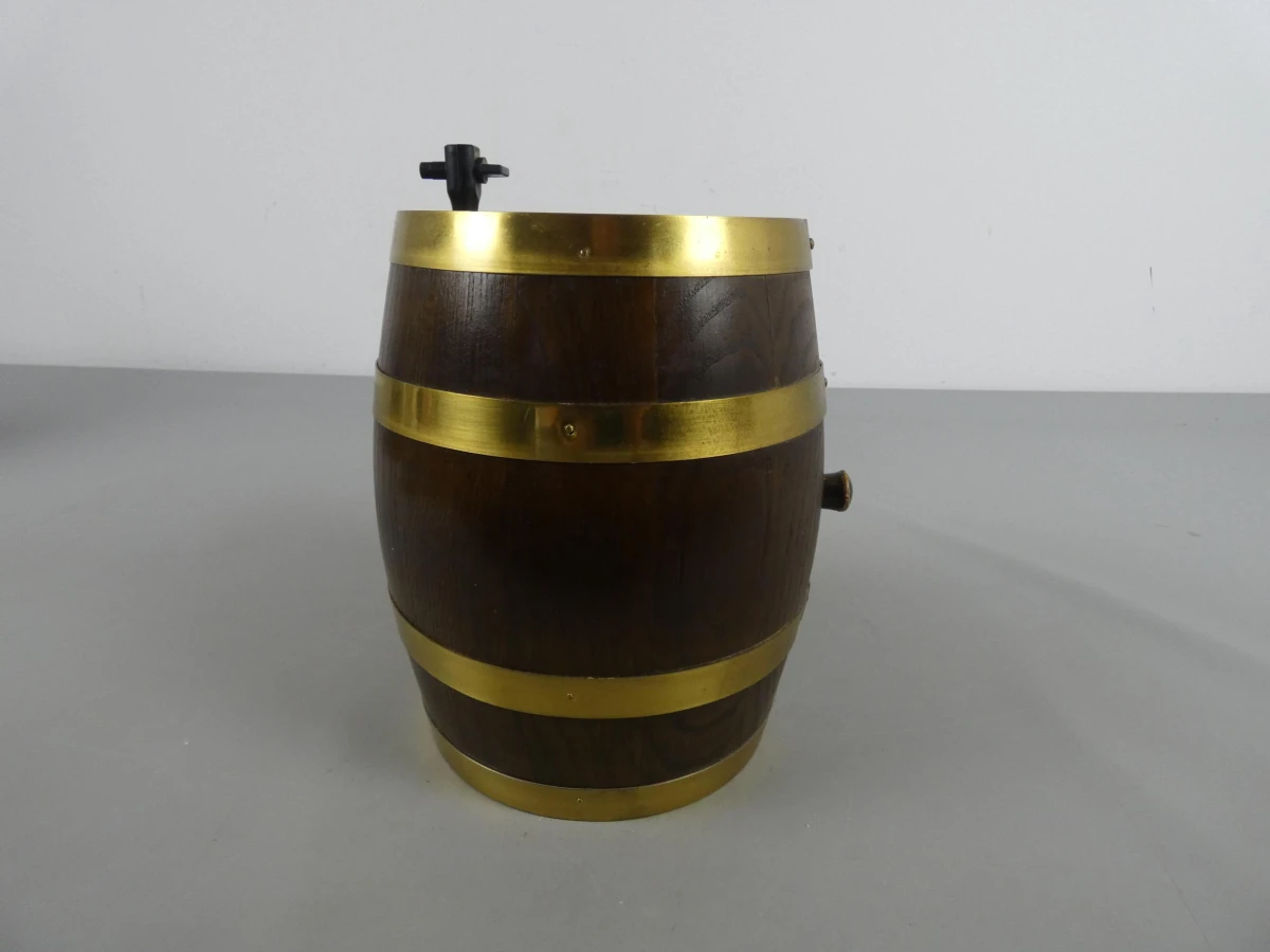 Decoratieve houten wijnvat