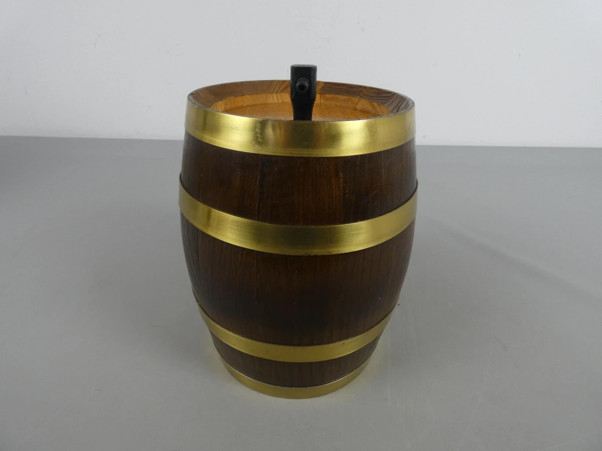 Decoratieve houten wijnvat