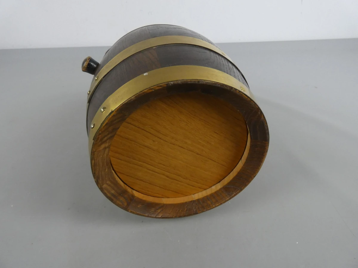 Decoratieve houten wijnvat