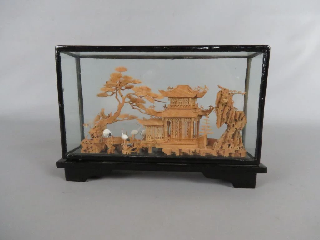 Chinees handgesneden kurk-diorama in vitrinekast
