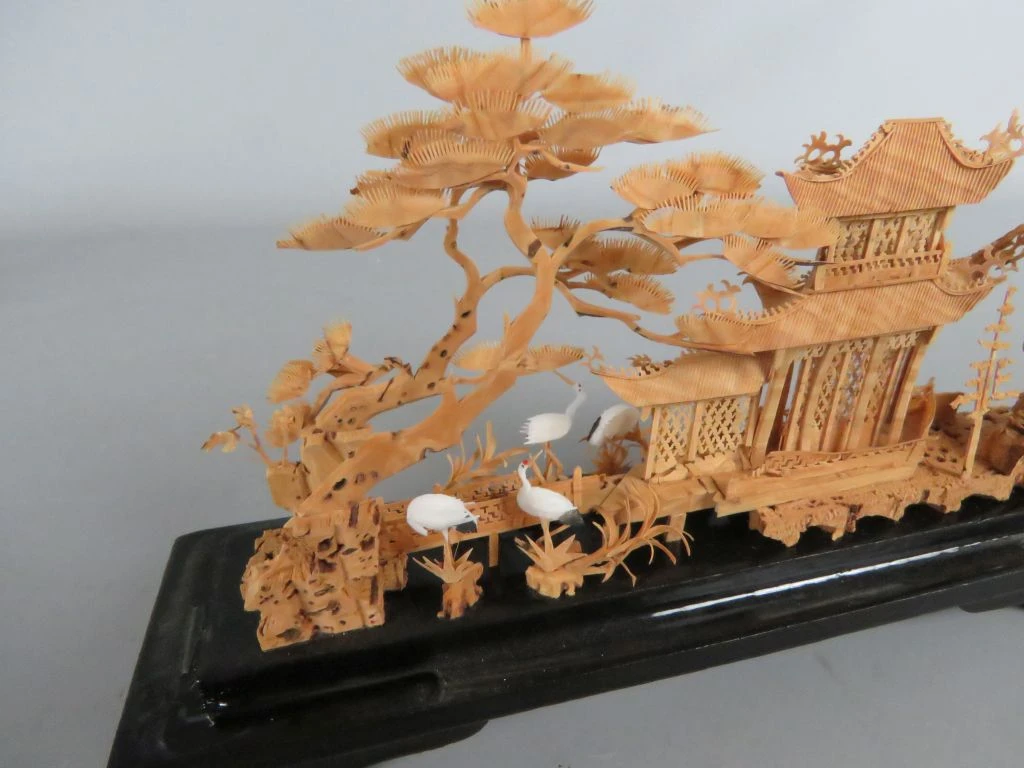 Chinees handgesneden kurk-diorama in vitrinekast