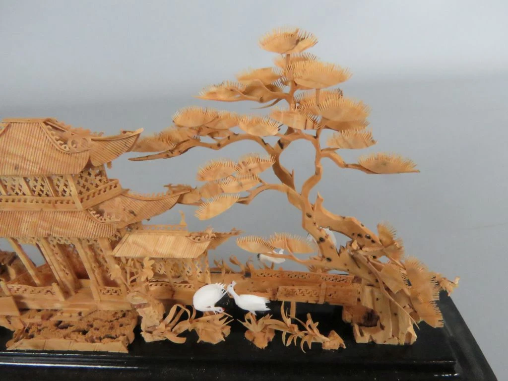 Chinees handgesneden kurk-diorama in vitrinekast