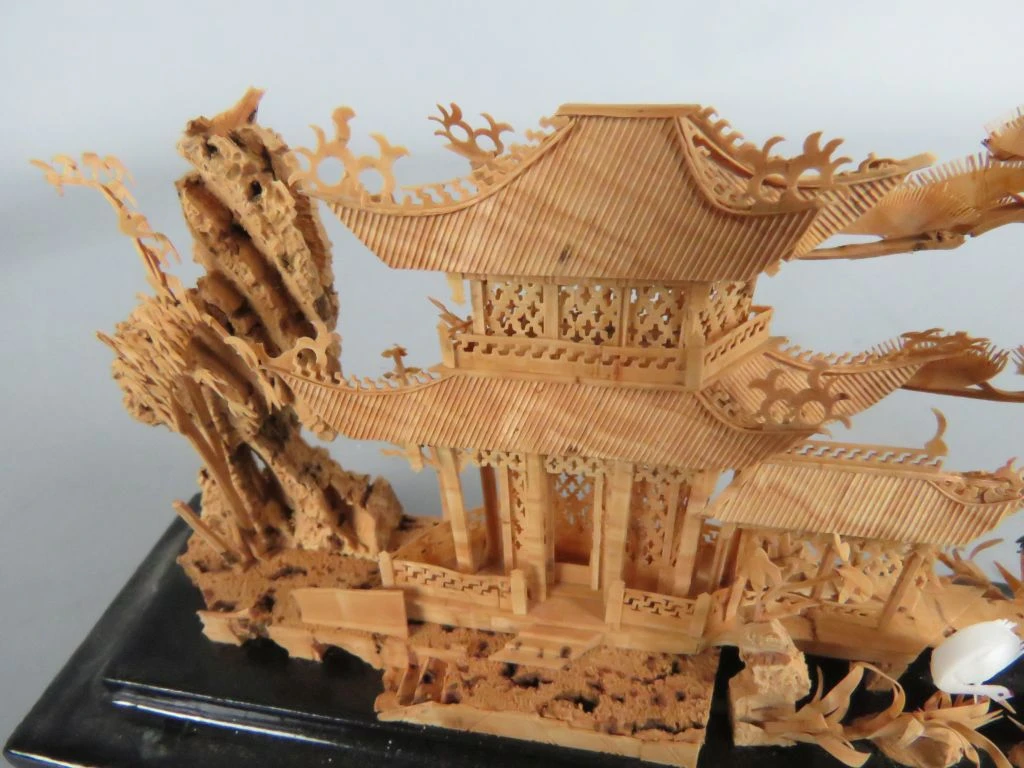 Chinees handgesneden kurk-diorama in vitrinekast