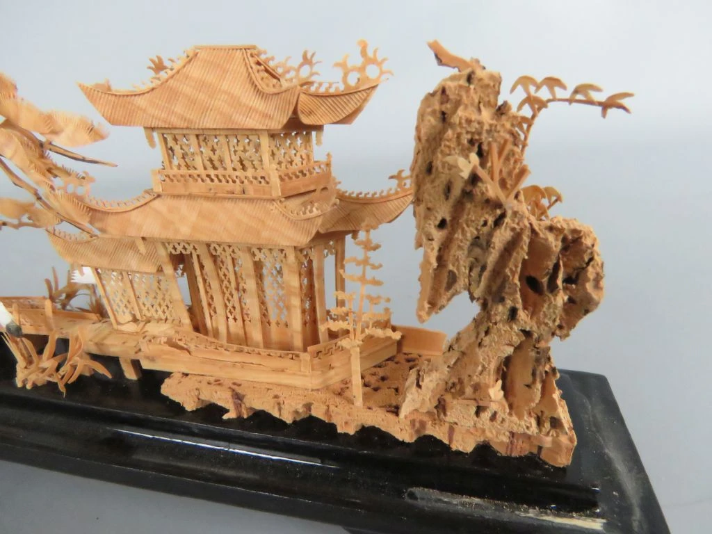 Chinees handgesneden kurk-diorama in vitrinekast