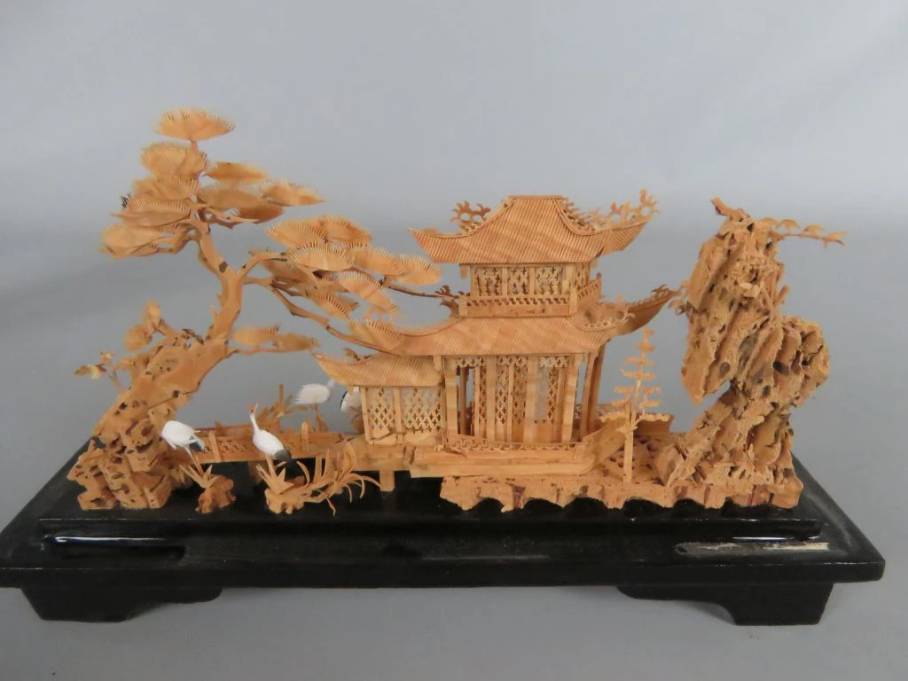 Chinees handgesneden kurk-diorama in vitrinekast