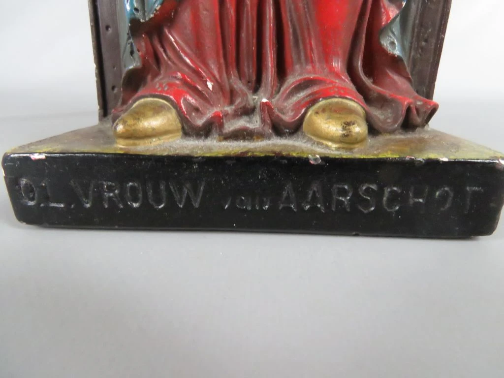 Gipsen beeldje van Maria met kind op stoel
