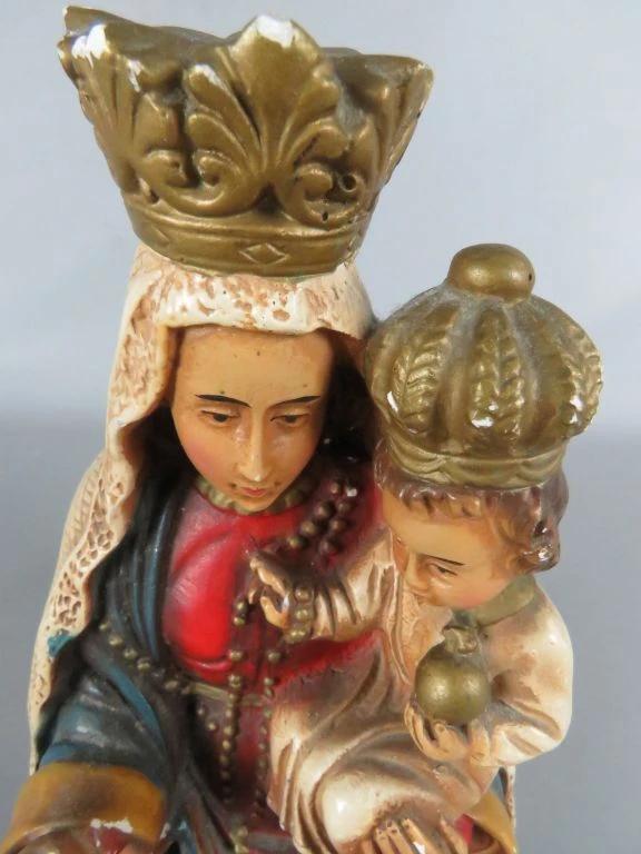 Gipsen beeldje van Maria met kind op stoel