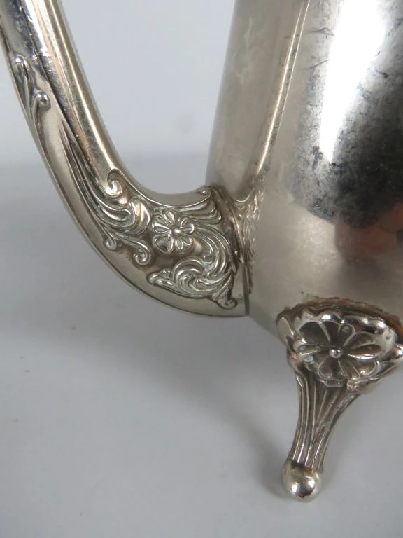 Antieke zilverkleurige koffiekan met decoratieve details