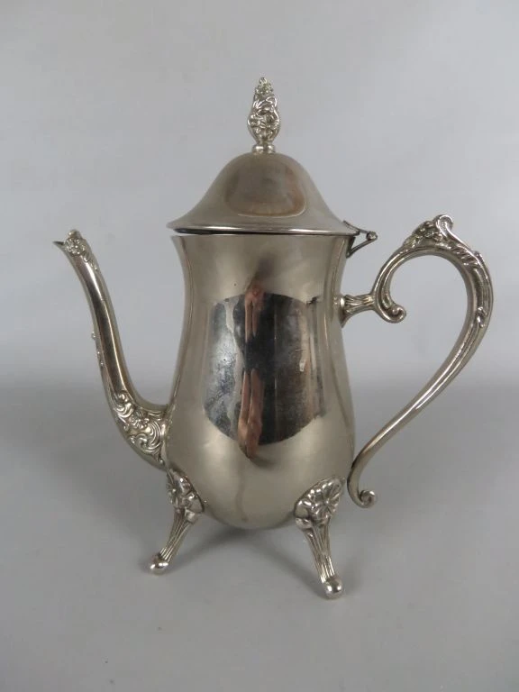 Antieke zilverkleurige koffiekan met decoratieve details