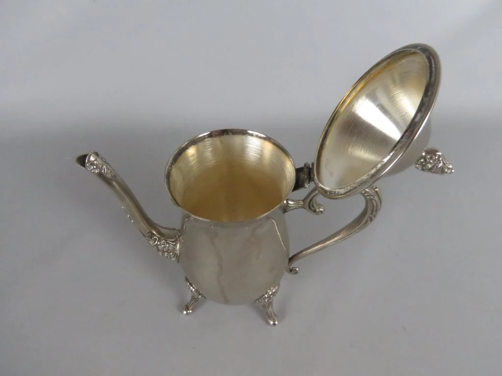 Antieke zilverkleurige koffiekan met decoratieve details