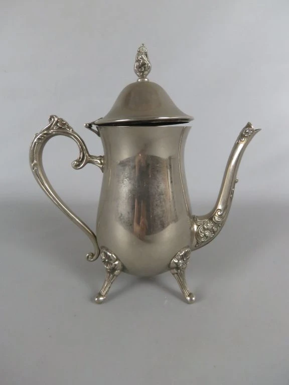 Antieke zilverkleurige koffiekan met decoratieve details