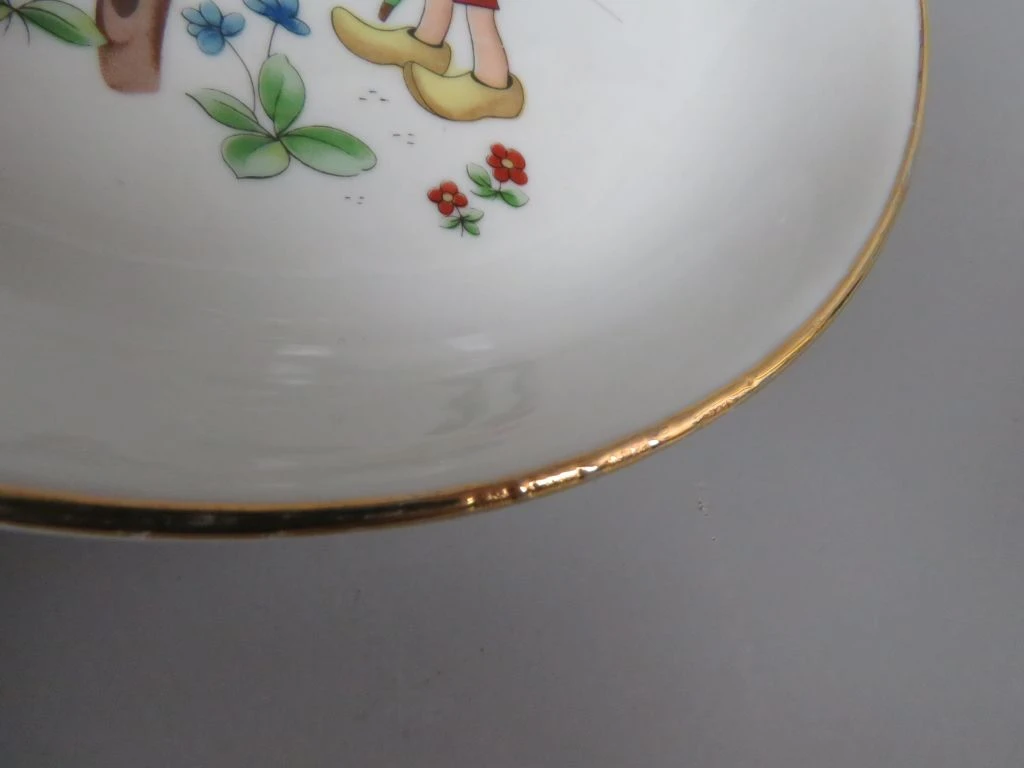 Porseleinen warmhoudbord voor kindjes met decoratief figuurtje