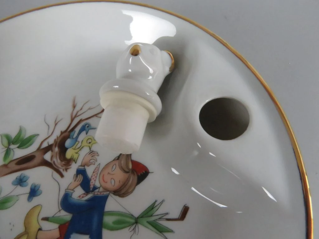 Porseleinen warmhoudbord voor kindjes met decoratief figuurtje