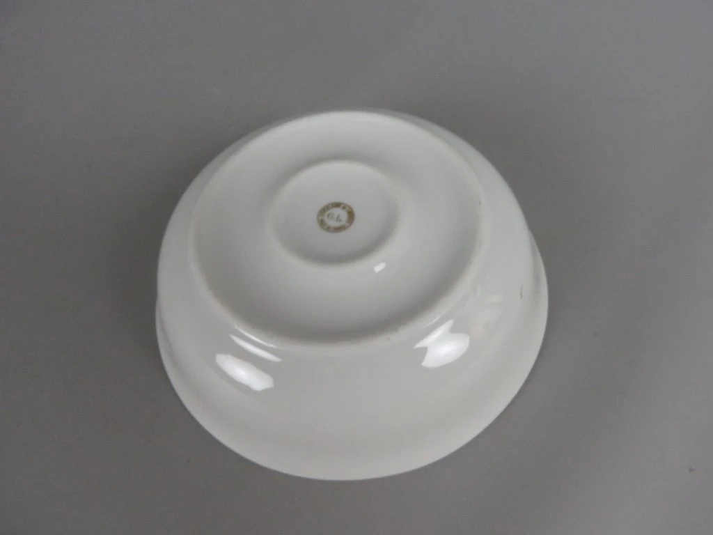 Porseleinen warmhoudbord voor kindjes met decoratief figuurtje