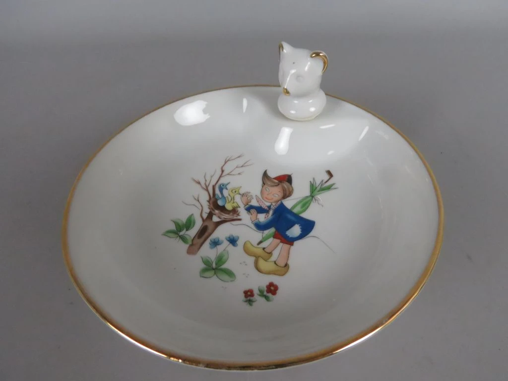 Porseleinen warmhoudbord voor kindjes met decoratief figuurtje