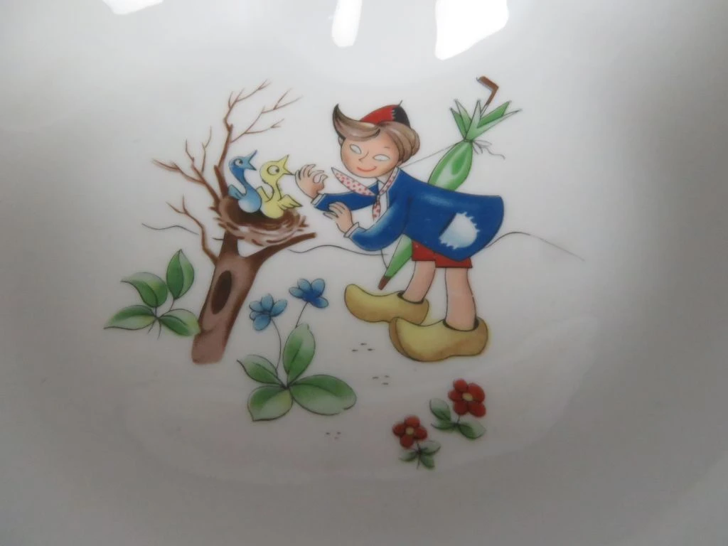 Porseleinen warmhoudbord voor kindjes met decoratief figuurtje