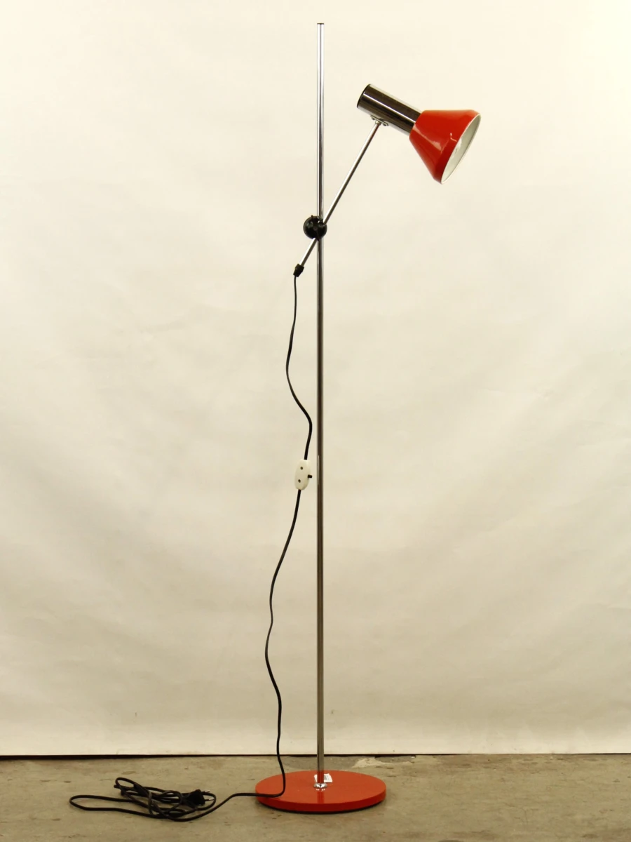 Metalen staanlamp uit de Mid-Century Modern designstroming in retro oranje