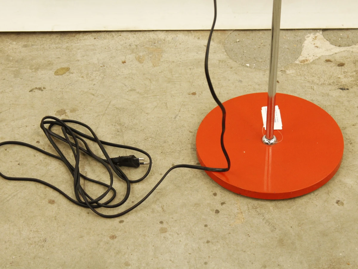 Metalen staanlamp uit de Mid-Century Modern designstroming in retro oranje